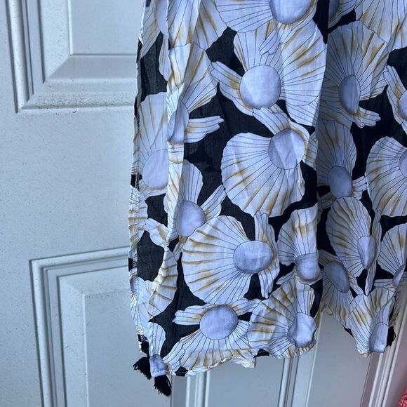 White Floral Design Kaftan - ONE SIZE - Brand New - Black String Embellisments - Picture 4 of 6